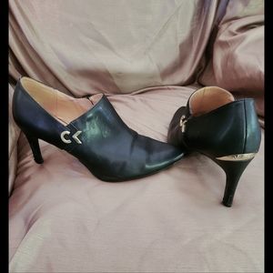Calvin Klein Black Heels, Side Zip, Gold Metal "CK" sz 9M